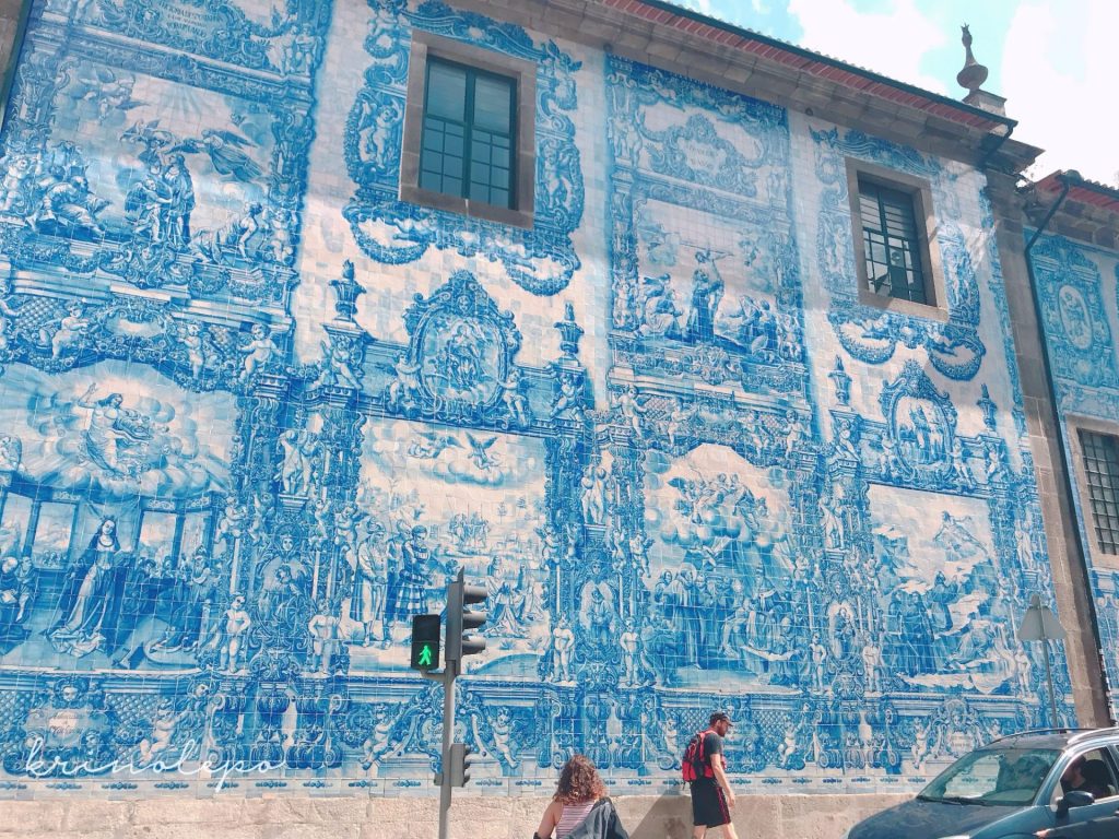 エレベーターを上がると目の前に現れたアルマス礼拝堂